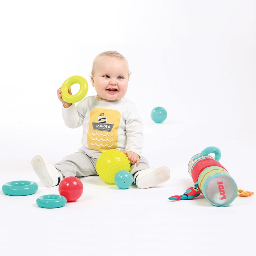 LUDI - 30002 - Sensory Box. sensory balls Laughter and sensations are insured with this toy of awakening stimulating the fine motricity. Made with a pyramid of balls and rings, an inflatable tube.